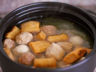 6、砂锅丸子粉丝汤,把丸子和豆角、冬瓜铺在粉丝上面。扔里几个小番茄。