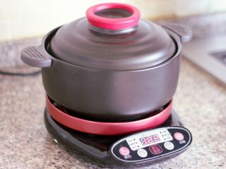 7、砂锅丸子粉丝汤,炖5-8分钟。