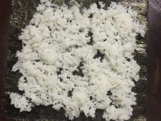 3、自制寿司,紫菜铺好，放满米饭