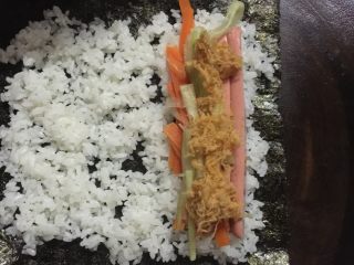 4、自制寿司,放入料底，还可以挤上沙拉，看个人喜欢哦，可不加肉松