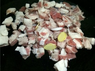 4、红烧牛腩,锅里倒入适量清水,放入牛腩肉,3片姜,2颗葱白段,适量料酒,大火烧开。