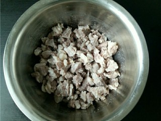 5、红烧牛腩,将牛腩肉捞出,用清水洗净,沥干水分备用。