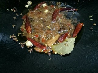 8、红烧牛腩,放入干辣椒,花椒,八角,三萘,白蔻,桂皮,香叶,小茴香,冰糖,姜片,蒜瓣,葱段翻炒出香味。