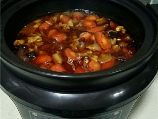 16、红烧牛腩,程序结束后,可根据个人口味调入盐。郫县豆瓣酱,红烧酱油,生抽都有咸味,盐需少放,或者不放。