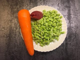 1、毛豆炒肉丝,准备好所有食材