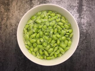 2、毛豆炒肉丝,毛豆去壳后洗净