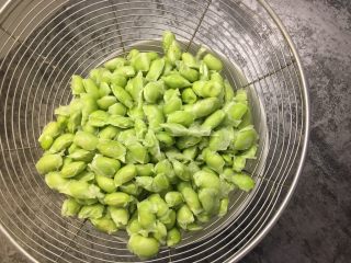 3、毛豆炒肉丝,将毛豆沥干水分