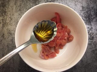 6、毛豆炒肉丝,肉丝里加入两勺料酒