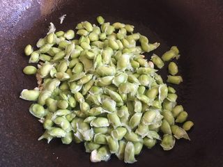 14、毛豆炒肉丝,加入毛豆