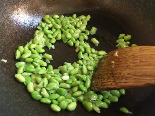 15、毛豆炒肉丝,翻炒至毛豆变更绿