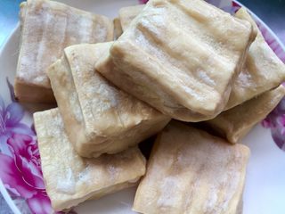1、麻辣臭豆腐,准备臭豆腐