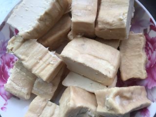 2、麻辣臭豆腐,切小块