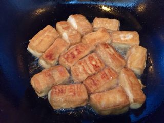 5、麻辣臭豆腐,油锅烧热放入臭豆腐炸