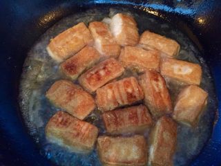 6、麻辣臭豆腐,炸至两面金黄后加入少许清水