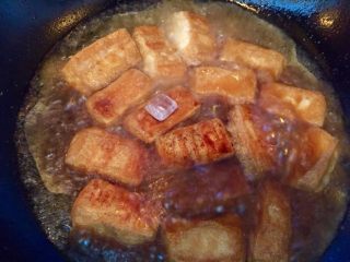 7、麻辣臭豆腐,放入生抽、冰糖和盐