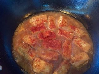 8、麻辣臭豆腐,放入辣椒粉