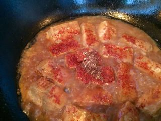 9、麻辣臭豆腐,放入花椒粉