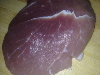 2、麻辣豆腐,把肉都成末，最好用五花肉，我这是给我闺女做丸子用的