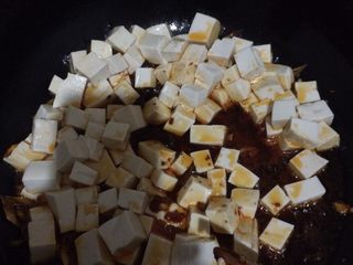 10、麻辣豆腐,倒入豆腐，最好用点淀粉兑的水倒里面，大火收汁