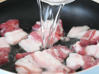 4、厨师长拿手菜，农家回锅肉，必吃三大碗饭！,将肉片均匀播散，倒入适量清水