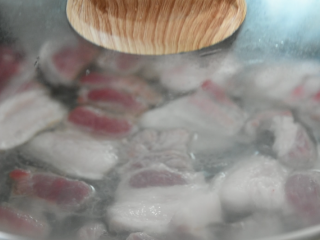 5、厨师长拿手菜，农家回锅肉，必吃三大碗饭！,盖上盖子，当肉片变色后，关火，开盖