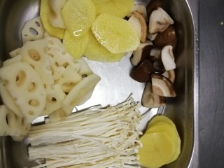 1、麻辣黑鸭 鸭货,先把食材处理一下，土豆，藕，香菇，金针菇，还有干豆腐，没拍进来