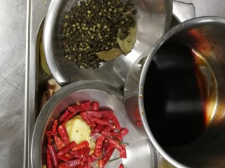 2、麻辣黑鸭 鸭货,准备配料和调料，都放在一起就可以，液体调料放一起，干的放一起寄行