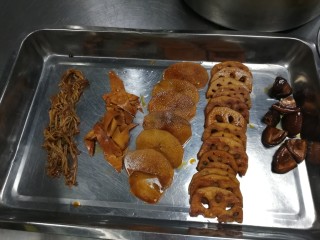 12、麻辣黑鸭 鸭货,我是都捞出来，摆的。晾凉比较快。剩下的汤汁要留着