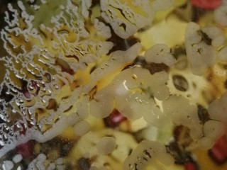 10、麻辣黑鸭 鸭货,让调料和食材在里面咕嘟咕嘟，有锅盖可以时不时打开翻动一下，因为液体比较少，并不会没过食材，需要翻动帮助入味