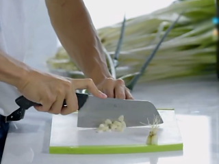 1、十二道锋味之葱油饼,将大葱洗净切碎，放入碗中