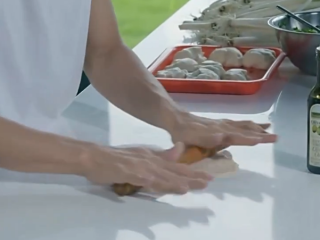 3、十二道锋味之葱油饼,用面粉和面，将和好的面团拿出，用擀面棒来回压平