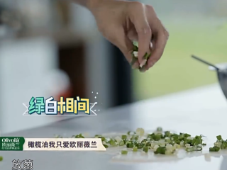 5、十二道锋味之葱油饼,拿出之前搅拌好的葱片取适量放进面皮上