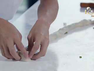 7、十二道锋味之葱油饼,拉长一点后向里卷起