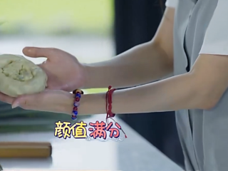 8、十二道锋味之葱油饼,锅预热后倒入油