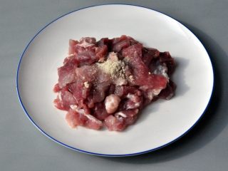 2、水煮肉片,猪肉加少许调味盐抓匀，腌制20分钟。
