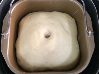 4、热狗面包,接着面团发至2倍大。