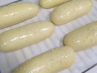 10、热狗面包,撒上少许白芝麻。