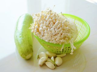 1、【金针菇拌葫芦丝】嫩滑清脆,爽口回甘~,主要原料合影。