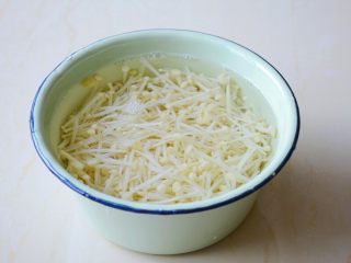 5、【金针菇拌葫芦丝】嫩滑清脆,爽口回甘~,捞出投入凉水降温。