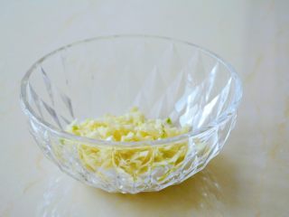 6、【金针菇拌葫芦丝】嫩滑清脆,爽口回甘~,汆烫蘑菇烧水的同时,把大蒜切成蒜末。