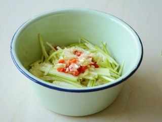 8、【金针菇拌葫芦丝】嫩滑清脆,爽口回甘~,放入调味好的酱料搅拌均匀。