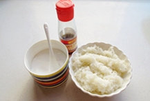 1、紫菜包饭,将蒸好的米饭晾去热气，加入盐和香油，拌匀。