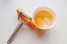 2、紫菜包饭,胡萝卜擦成粗丝，用开水焯一下断生。