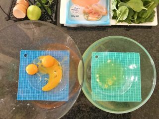 3、三文鱼奶酪菠菜蛋卷,这是3个分离后的蛋黄和蛋清，