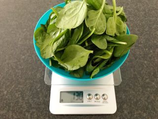 4、三文鱼奶酪菠菜蛋卷,接着清洗小菠菜，沥干水，