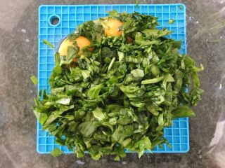 6、三文鱼奶酪菠菜蛋卷,加入蛋黄的容器中，