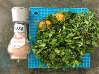 9、三文鱼奶酪菠菜蛋卷,加入喜马拉雅粉盐（没有也可以用一般的盐），