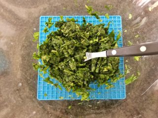 11、三文鱼奶酪菠菜蛋卷,搅拌均匀备用。