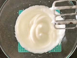 13、三文鱼奶酪菠菜蛋卷,用低速1档，将蛋清打发至小弯勾如图????，