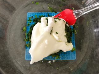 14、三文鱼奶酪菠菜蛋卷,然后倒入刚才拌完的蛋黄菠菜的容器里，